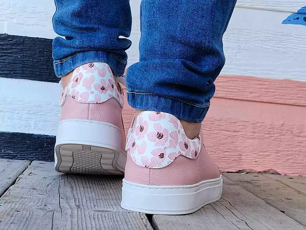 La Vie En Rose Sneaker